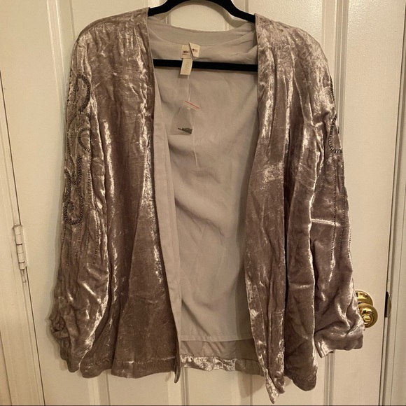 ❌ SOLD ❌ Chico’s size 2 gray/silver velvet jacket - Picture 6 of 14